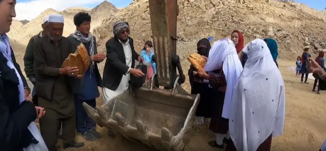  آغاز پروژه با تکه کردن نان در جاغوری