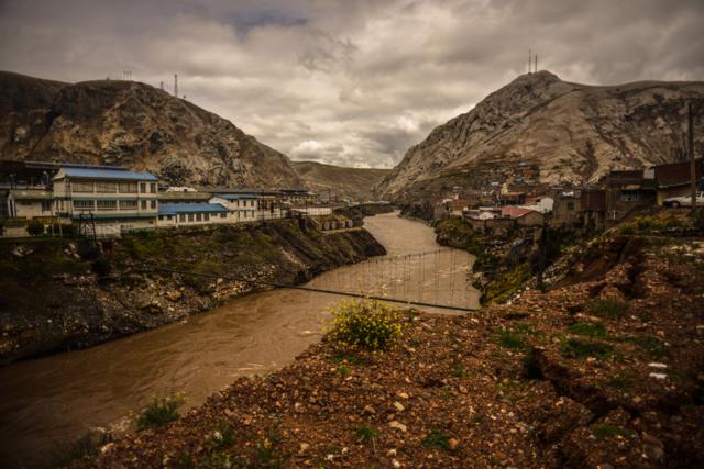 El río peruano Mantaro a su paso por la localidad de La Oroya.