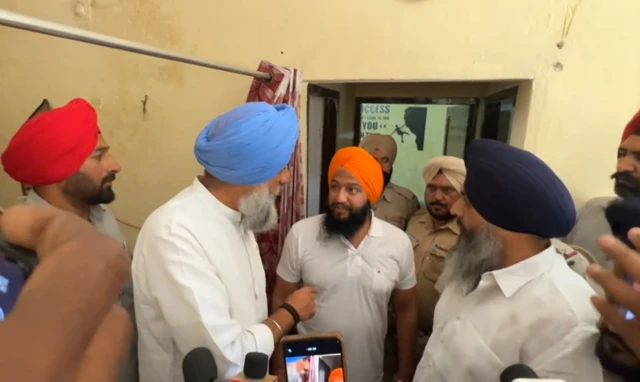 ਬਿਕਰਮ ਸਿੰਘ ਮਜੀਠੀਆ ਆਪਣੇ ਸਾਥੀ ਜੋਬਨਪ੍ਰੀਤ ਸਿੰਘ ਨਾਲ