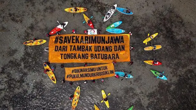 Masyarakat Karimunjawa bersama Greenpeace Indonesia serta berbagai komunitas melakukan aksi membentangkan spanduk berukuran 5×15 meter bertuliskan Save Karimunjawa di tengah laut dengan menggunakan kayak pada tahun 2023.