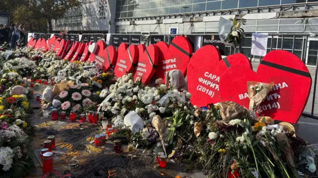 16 crvenih srca sa imenima žrtava i njihovim godinama rođenja