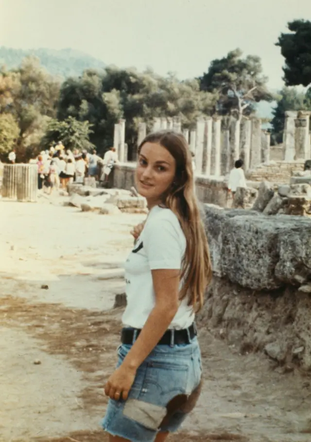 Patricia Hearst posando de férias na Grécia, antes de ser sequestrada em 1974 