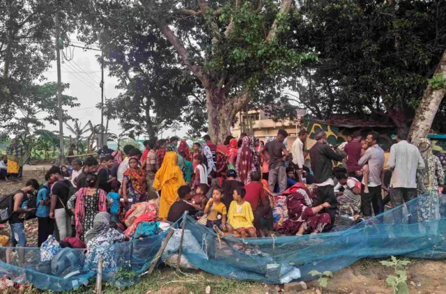 উত্তর ২৪ পরগনার হাকিমপুর সীমান্তবর্তী এলাকায় বিএসএফ চেকপোস্টের পাশে মানুষ অপেক্ষা করছেন