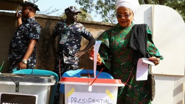 এক নারী ভোট দিচ্ছেন 