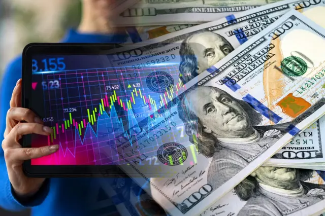 Des billets de dollars et des tablettes avec des indicateurs boursiers