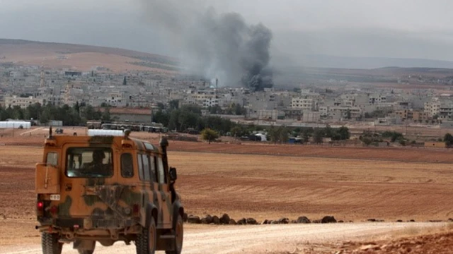 Askeri araçlar kırsalda ilerliyor