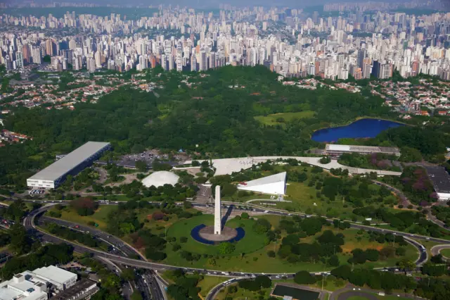 Vista aérea do parque do Ibirapuera com prédios ao fundo