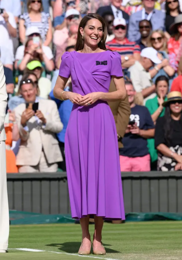 Kate Middleton com um vestido lilás abaixo dos joelhos e sem decotes