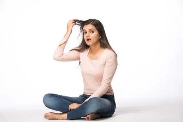 Caption- केस गळण्याची अनेक कारणे आहेत.
