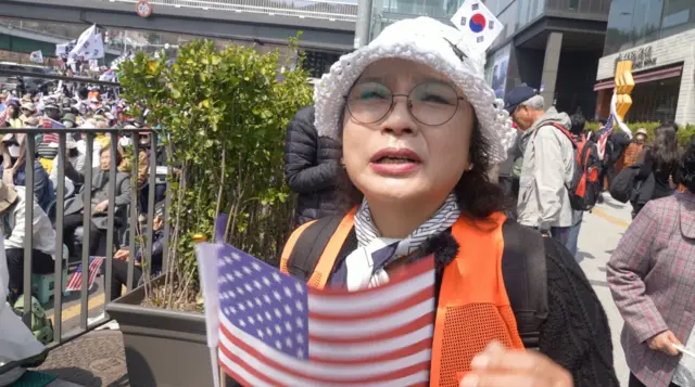 성조기를 든 원복실 씨