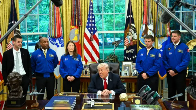 Трамп говорил с журналистами во время визита в Белый дом астронавтов миссии Артемида-2