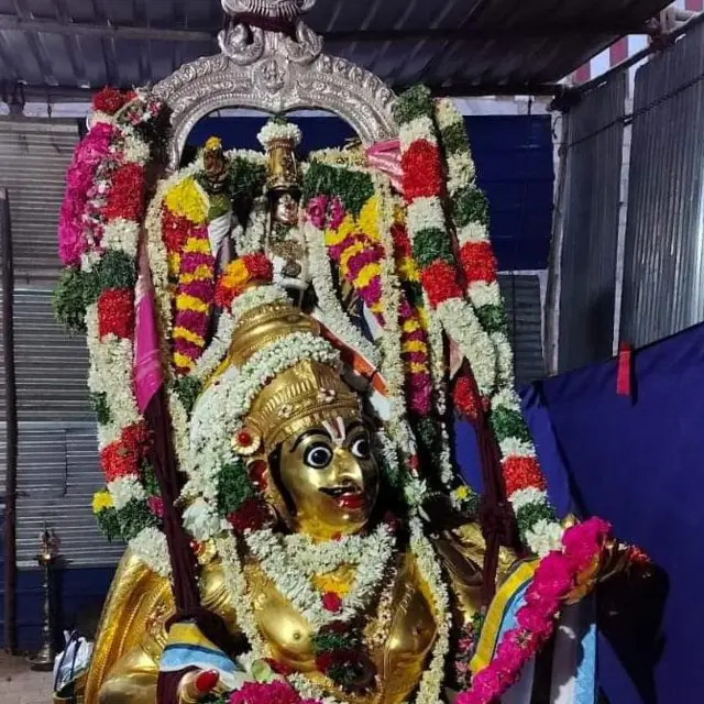 "கடந்த ஆண்டு ஆடித் திருவிழாவின்போது தங்கள் வாகனங்களை உள்ளே அனுமதிக்கவில்லை" என்கிறார் ஏ.வி.பி.பிரபு.