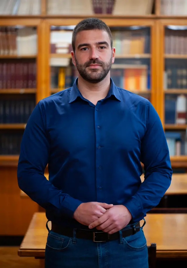 Душан Димић стоји у плавој кошуљи