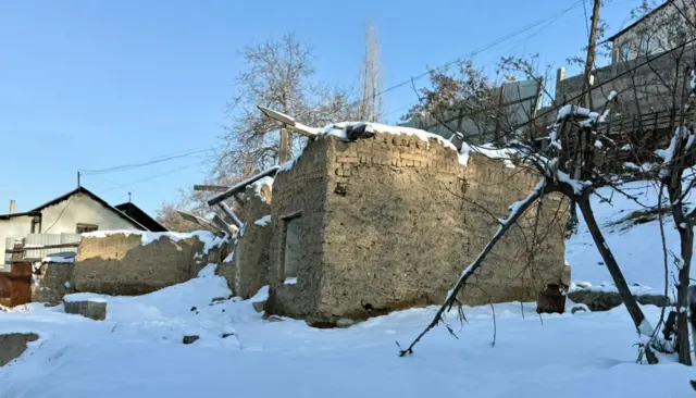 Ўшдаги чекка бир маҳаллада қаровсиз уй қиш мавсумида қорга чўккан