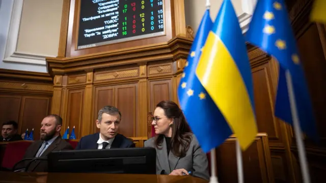 Міністр фінансів Сергій Марченко та прем'єр-міністерка Юлія Свирденко перед голосуванням за держбюджет-2026 у другому читанні, 3 грудня 2025 року