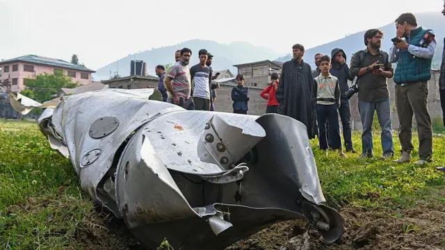 انڈیا کے زیر انتظام کشمیر کے علاقے وویان پامپور میں گر کر تباہ ہونے والے ایک طیارے کا ملبہ