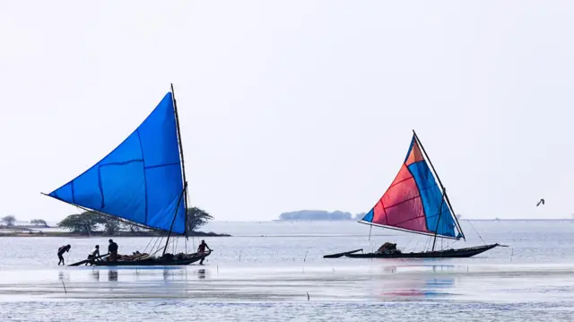 சட்டவிரோத படகு சவாரியால் பறிபோகும் உயிர்கள்: கடற்கரை கிராமங்களில் என்ன நடக்கிறது?