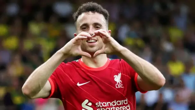 Diogo Jota hace un corazón con las manos a la cámara durante la celebración de un gol del Liverpool. 