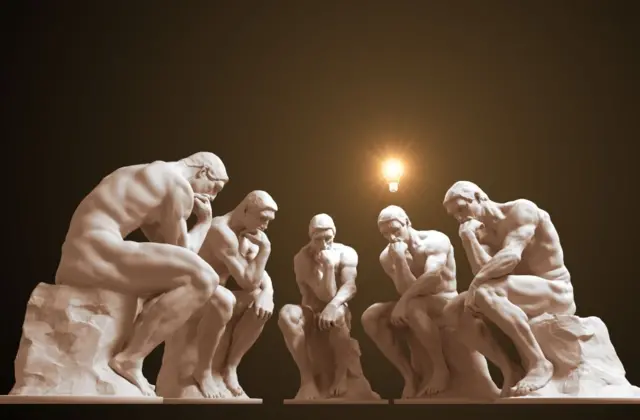 5 estatuas de El Pensador de Rodin, una con un bombillo sobre su cabeza