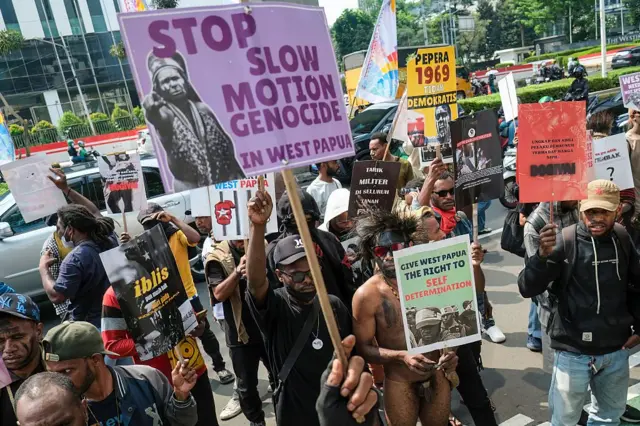 Mahasiswa Papua mengikuti aksi protes