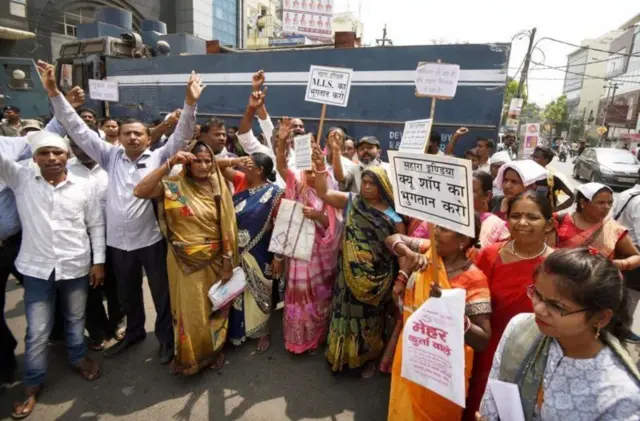 બિહારમાં સહારાનો વિરોધ કરી રહેલા લોકો