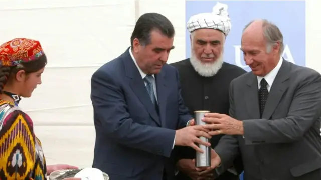 په ۱۳۸۳ کال کې د منځنۍ اسیا پوهنتون بنسټ اېښودل