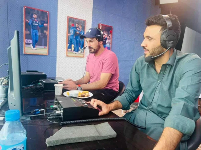 د افغانستان د ملي لوبډلې د بالېنګ روزونکی حمید حسن د کابل په کرېکټ لوبغالي کې پر لوبې تبصره او ارزونه کوي. 