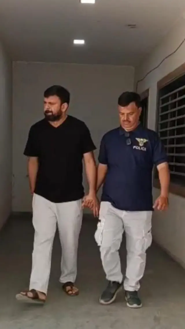 કપિલ શર્મા દ્વારા નકલી ડિગ્રી ચીટિંગ, પંકજ સિંઘ બોસની ડિગ્રી, તઝાકિસ્તાનની યુવતી સાથે લગ્ન, મેટ્રોમાં બનાવટી ડિગ્રીના આધારે નોકરી કૌભાંડ, મધ્ય પ્રદેશના ઇન્દોર કોર્ટ બિલ્ડિંગ નિર્માણ, બીબીસી ગુજરાતી સમાચાર,