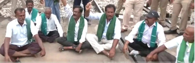 பாதியில் நிறுத்தப்பட்ட நடிகரின் செய்தியாளர் சந்திப்பு; மன்னிப்பு கேட்ட பிரகாஷ் ராஜ்