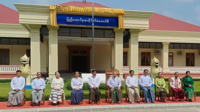 ကောင်စီဝင် ၁၁ ဦး ကောင်စီရုံးရှေ့မှာ အဖွဲ့လိုက်ဓာတ်ပုံရိုက်နေစဥ်