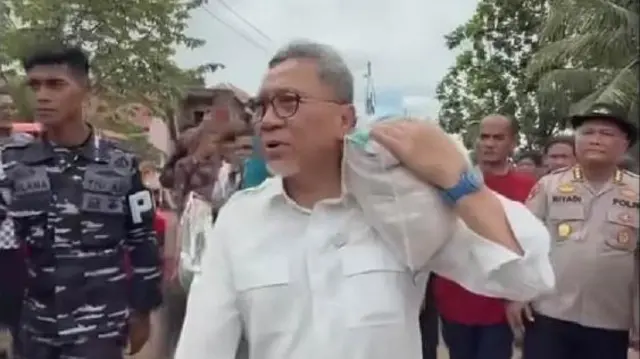 Tangkapan layar Zulkilfi Hasan yang tengah memanggul sekarung beras saat meninjau pengungsi bencana di Padang, Sumatra Barat.