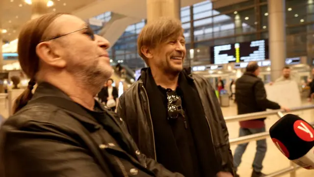 Александр Уман (Шура Би-2) и Егор Бортник (Лева Би-2) и в аэропорту в Израиля