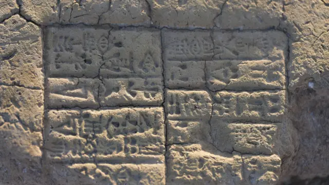 صورة التُقطت في الأول من مايو/أيار 2023، تُظهر نقشاً مسمارياً في موقع التنقيب لمدينة جيرسو السومرية القديمة، المعروفة الآن باسم تيلو، في قضاء الشطرة بمحافظة ذي قار جنوب العراق.