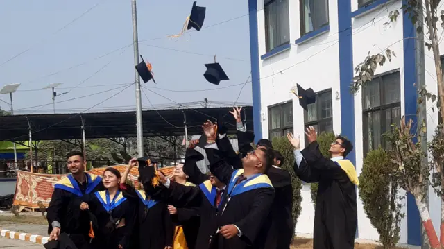 दिक्षान्त समारोहमा विद्यार्थी