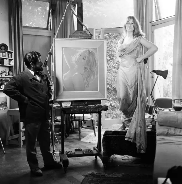 У жовтні 1965 року 20-річну Міррен помітив у ресторані художник Ніколас Еггон та запропонував намалювати її портрет