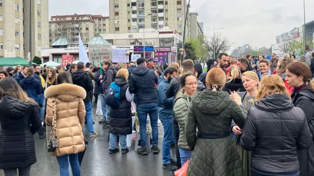 Novosađani na skupu zaposlenih sa FTN-a povodom nove uredbe o smanjenju plata