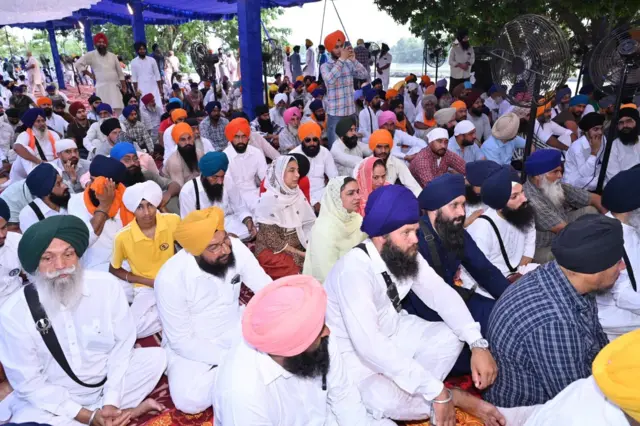 ਅਰਦਾਸ ਸਮਾਗਮ ਦੌਰਾਨ ਬੈਠੇ ਲੋਕ।