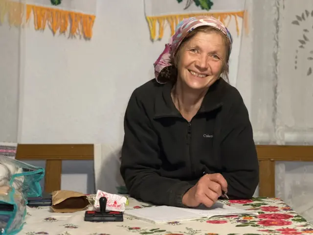 Раїса Лукова записує усіх своїх відвідувачів1536