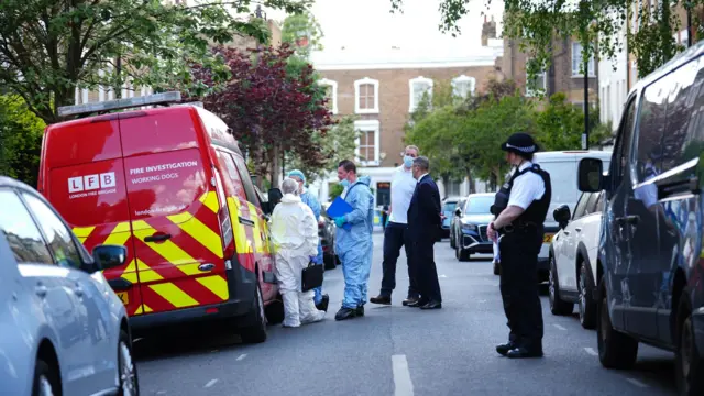 ケンティッシュ・タウンの住宅火災現場付近に出動した当局者ら