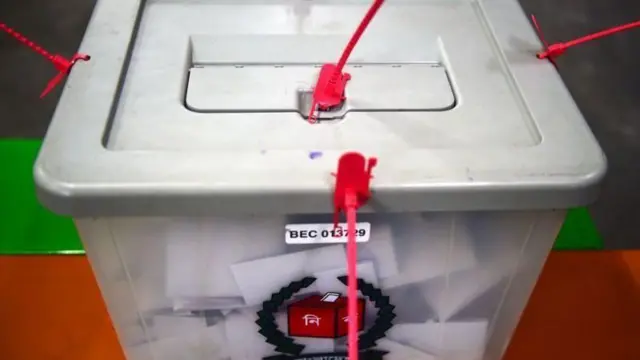 বিএনপিসহ বেশ কিছু দল নির্দলীয় সরকারের অধীনে সংসদ নির্বাচনের দাবিতে আন্দোলনের অংশ হিসেবে এ নির্বাচন বর্জন করছে।