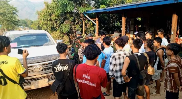 သတ္ထုလုပ်ငန်းခွင်ကားတွေကို ဖြတ်သန်းသွားလာတာကို တားမြစ်နေတဲ့ ဒေသခံတွေ