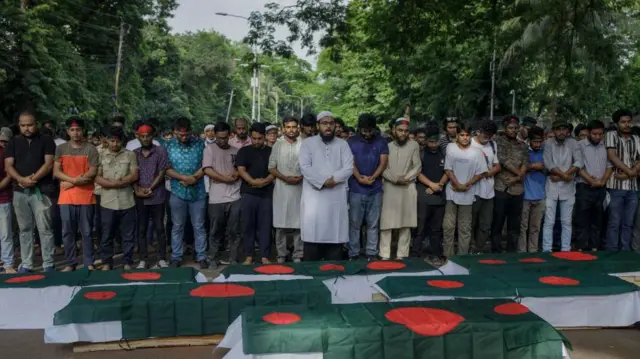 பற்றி எரியும் வங்கதேசம் - போராட்டத்தின் தீவிரத்தை உணர்த்தும் புகைப்பட தொகுப்பு