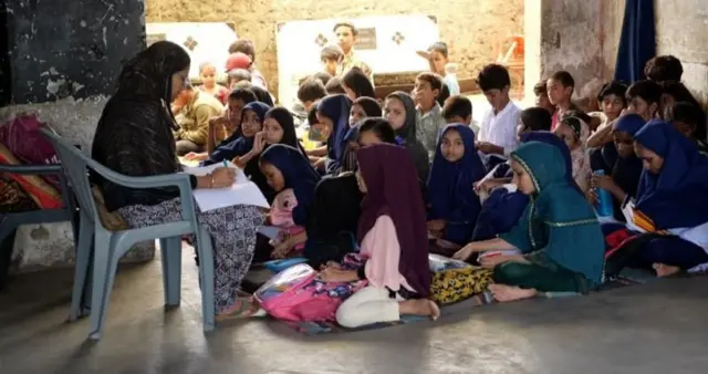 ગુજરાત શિક્ષણ ડ્રોપઆઉટ સ્કૂલ બાળકો વિદ્યાર્થિનીઓ વિદ્યાર્થીઓ શિક્ષણશાસ્ત્રીઓ ભણતર ગુજરાત બીબીસી ગુજરાતી ન્યૂઝ સમાચાર