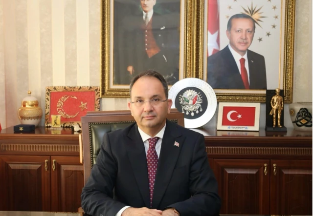 Cevdet Ertürkmen'in fotoğrafı T.C. Şişli Kaymakamlığı sitesinde yer alıyor