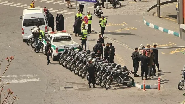 روایت‌هایی مشابه درباره برخورد با افرادی که از خشونت ماموران تصویربراداری کرده‌اند منتشر شده است.