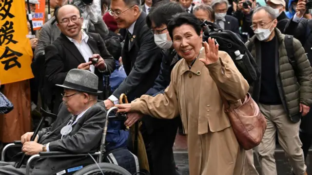 Hideko Hakamata (tengah) dan pendukung kakaknya Iwao Hakamata, memasuki Pengadilan Tinggi Tokyo pada 13 Maret 2023.
