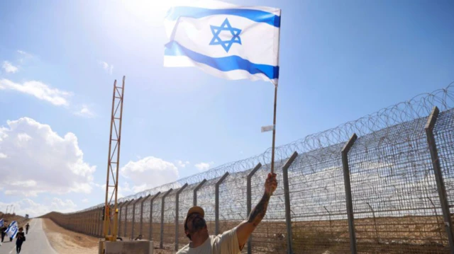 İsrail bayrağı sallayan bir yerleşimci