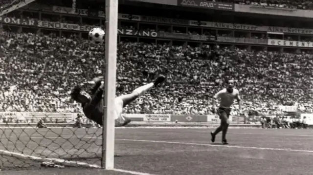 Gordon Banks dément Pelé avec le "sauvetage du siècle".