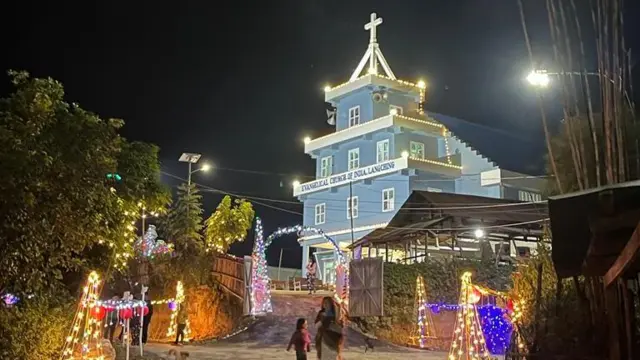 Igreja iluminada à noite