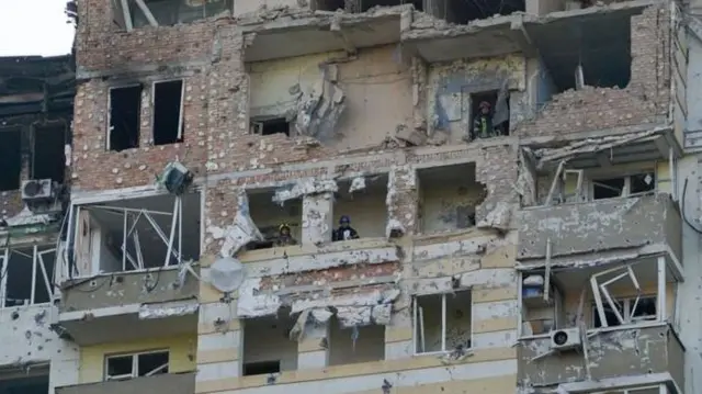 Jengo lililoharibiwa na mashambulizi ya makombora mjini Kyiv